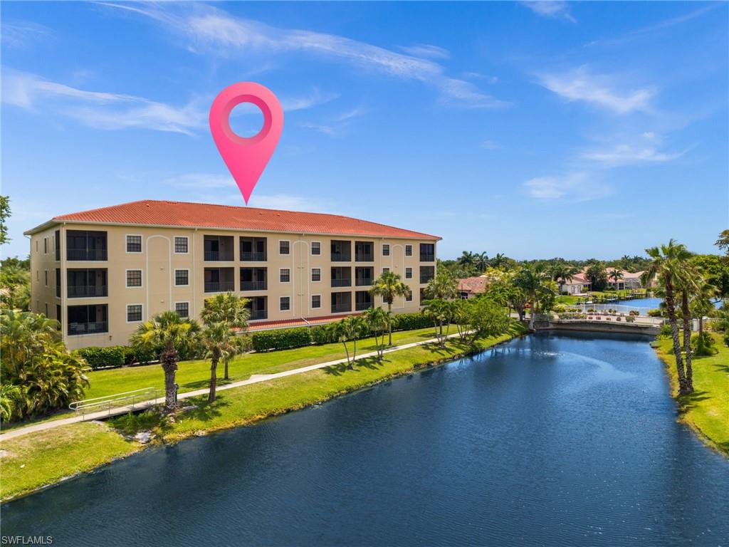 This is such a beautiful walking trail around the river and to the amenities, pickle ball, tennis, pools - and to the beautifully stunning marina!