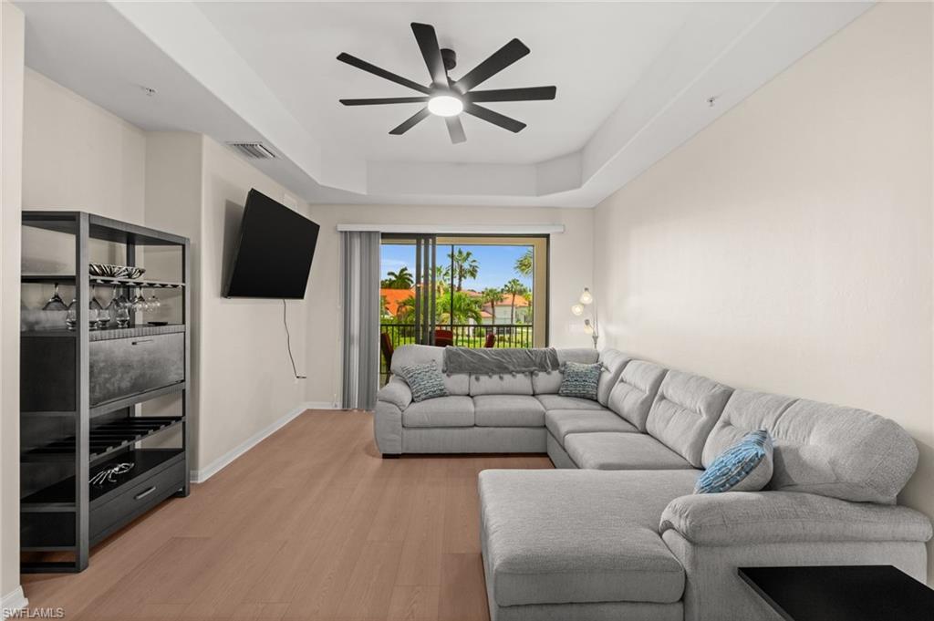 Here another closer shot of the spacious living room