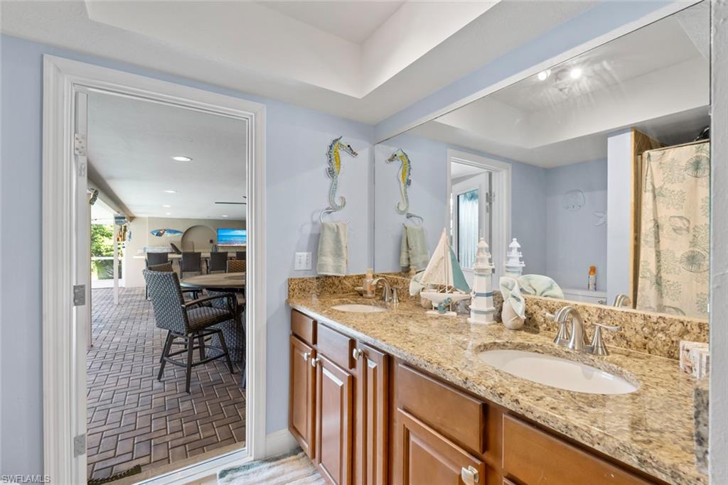 Guest bathroom with access to the pool.