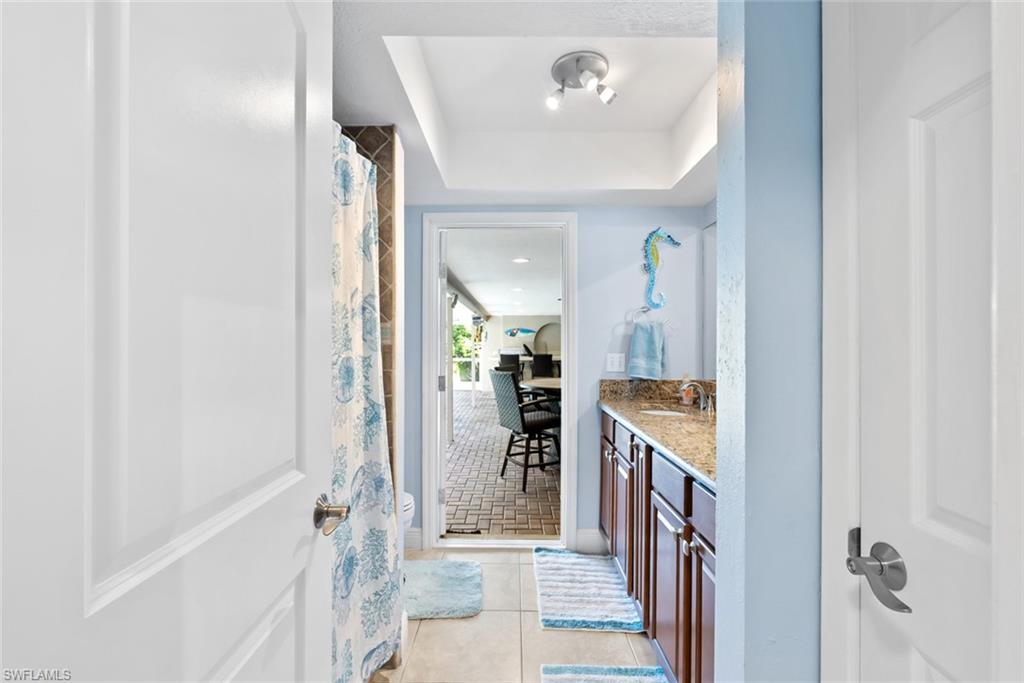 Guest bathroom with access to the pool.