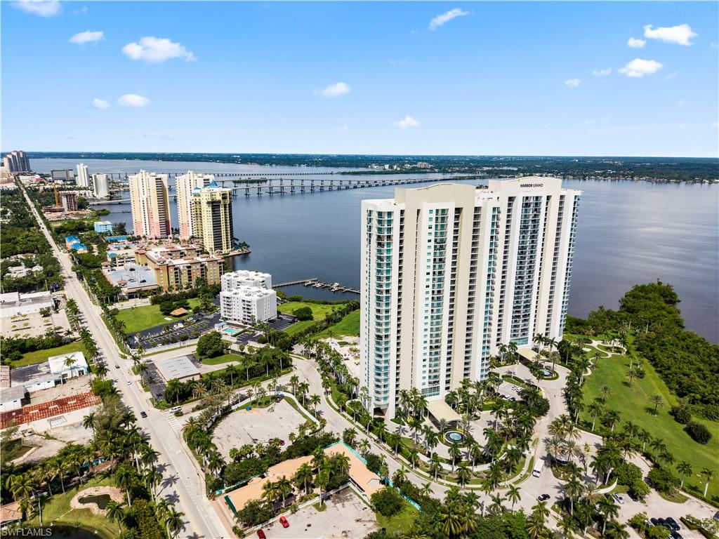 WELCOME TO DOWNTOWN Fort Myers! Western Views looking Downtown!