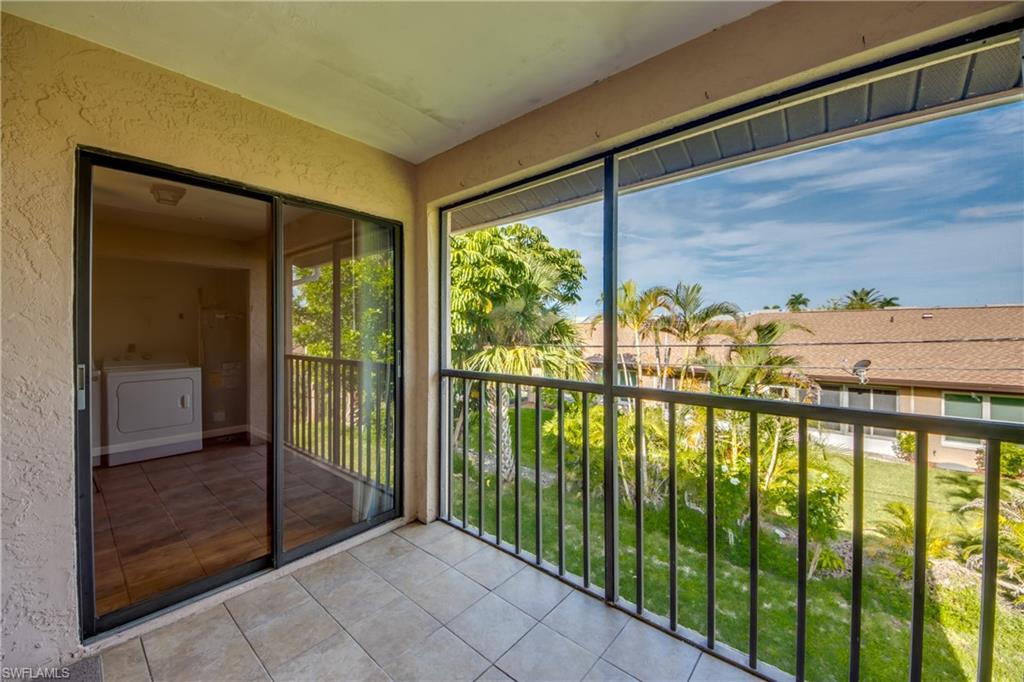 Unfurnished sunroom with washer / clothes dryer
