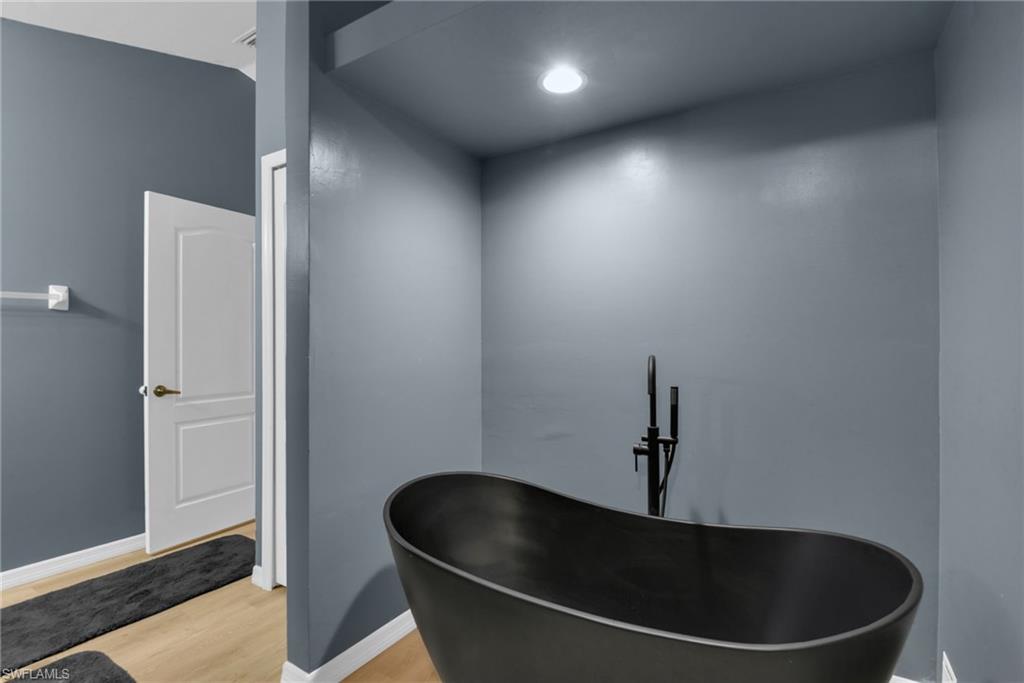 28 Cosmopolitan DR 16 photo 23