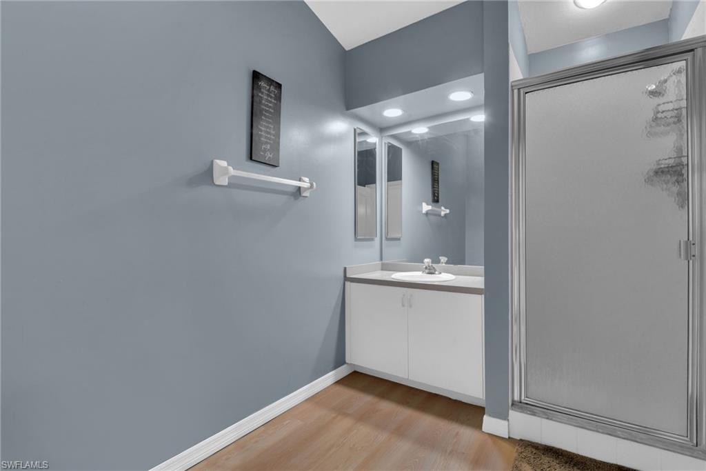 28 Cosmopolitan DR 16 photo 27