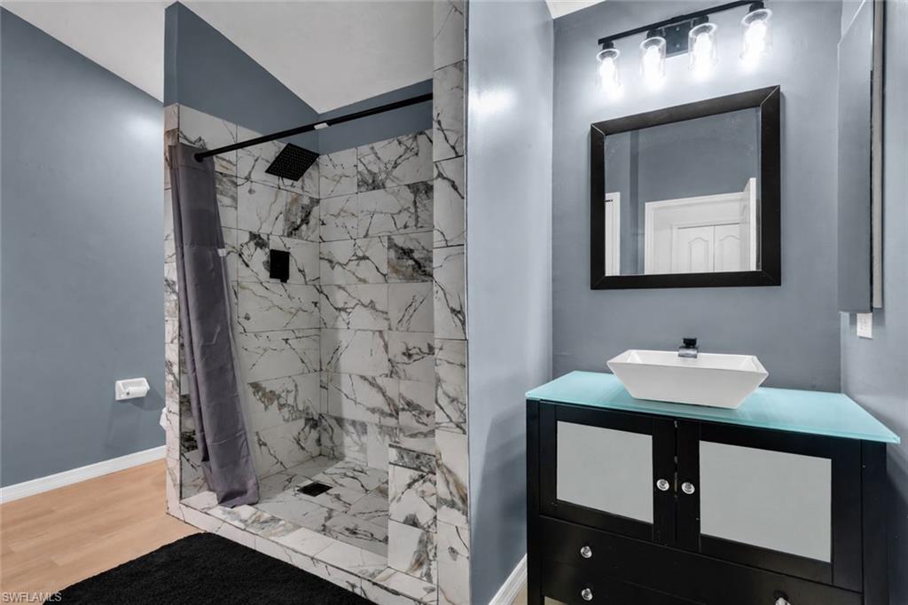 28 Cosmopolitan DR 16 photo 21