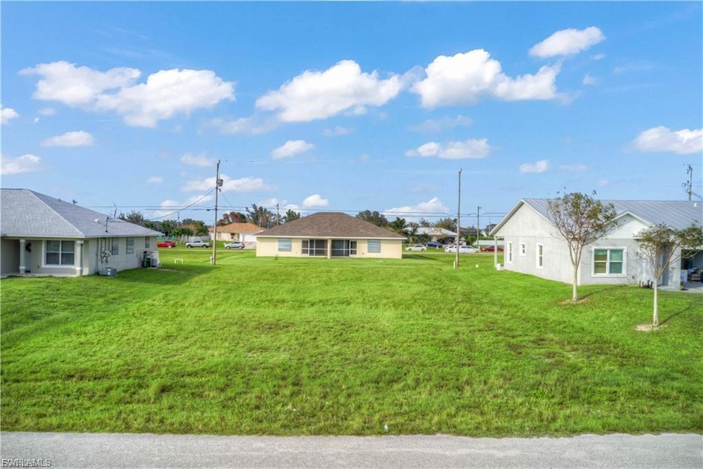 View of grassy yard