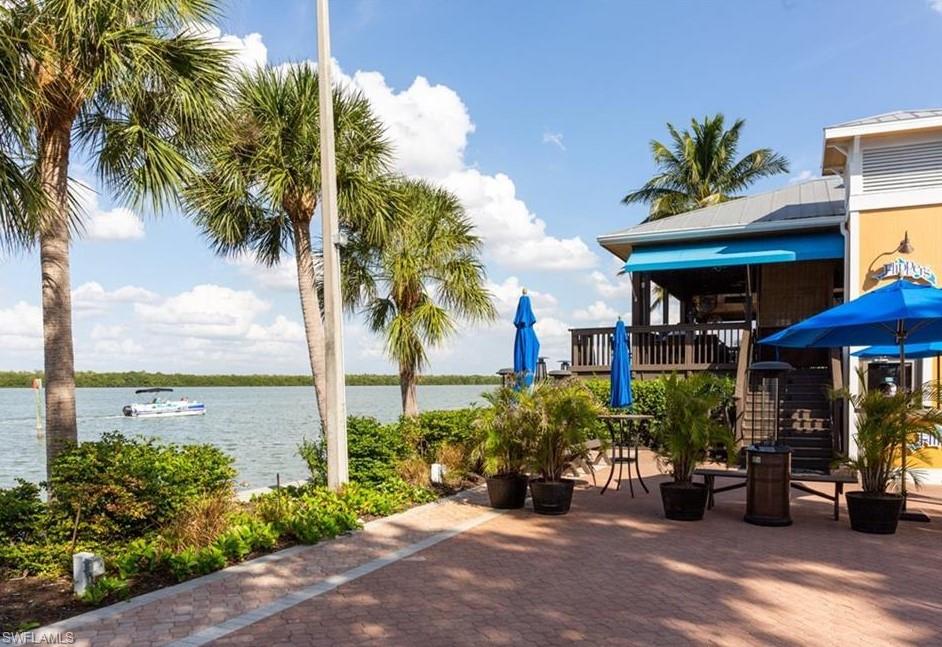 Flipper's-on-the Bay Restaurant boating accessible