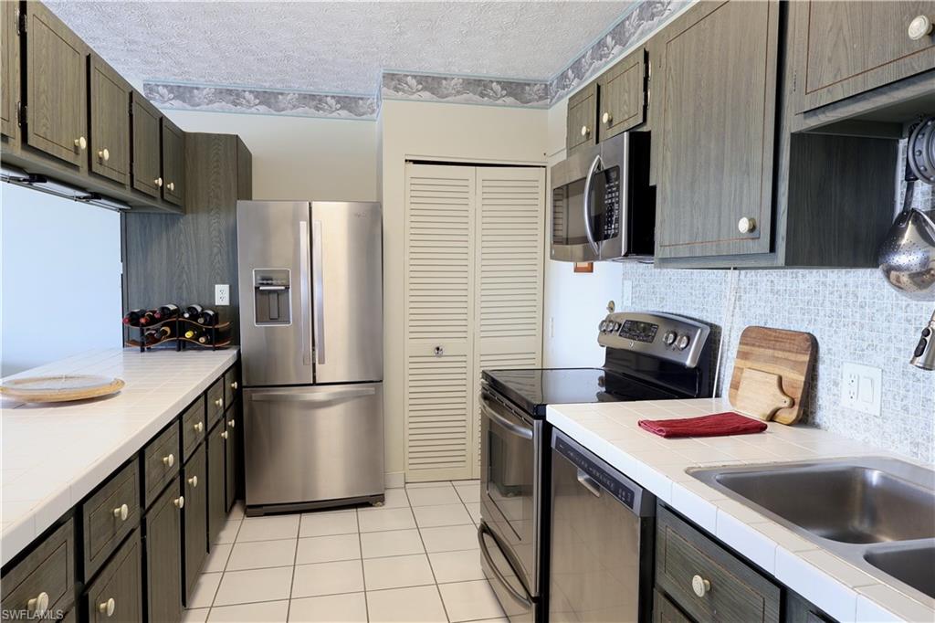 60 Pelican ST W 602 photo 8