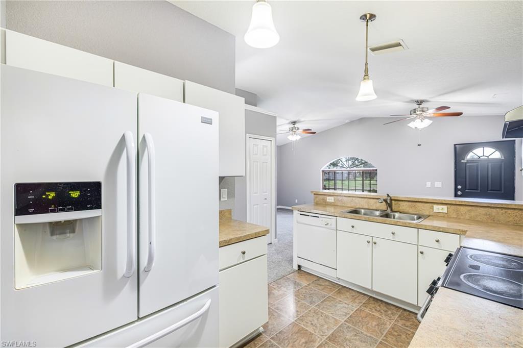 Open flow to kitchen