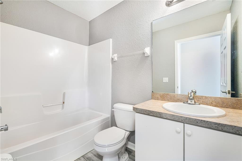 Hall bathroom with tub/shower combo