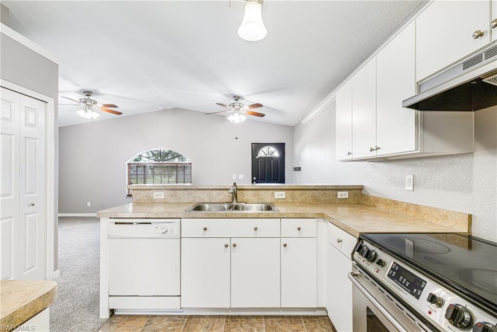 Kitchen with dishwasher and penisula