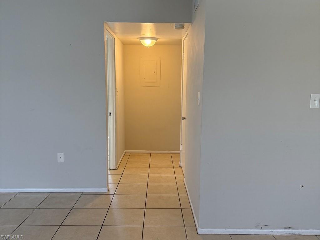 Tiled flooring in a neutral tone