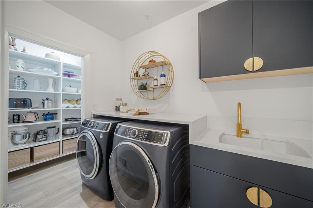 Custom laundry and walk-in pantry