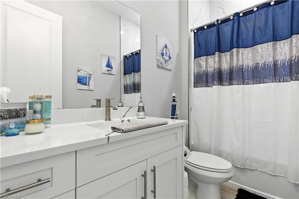 Full bath with vanity and shower / bath combo