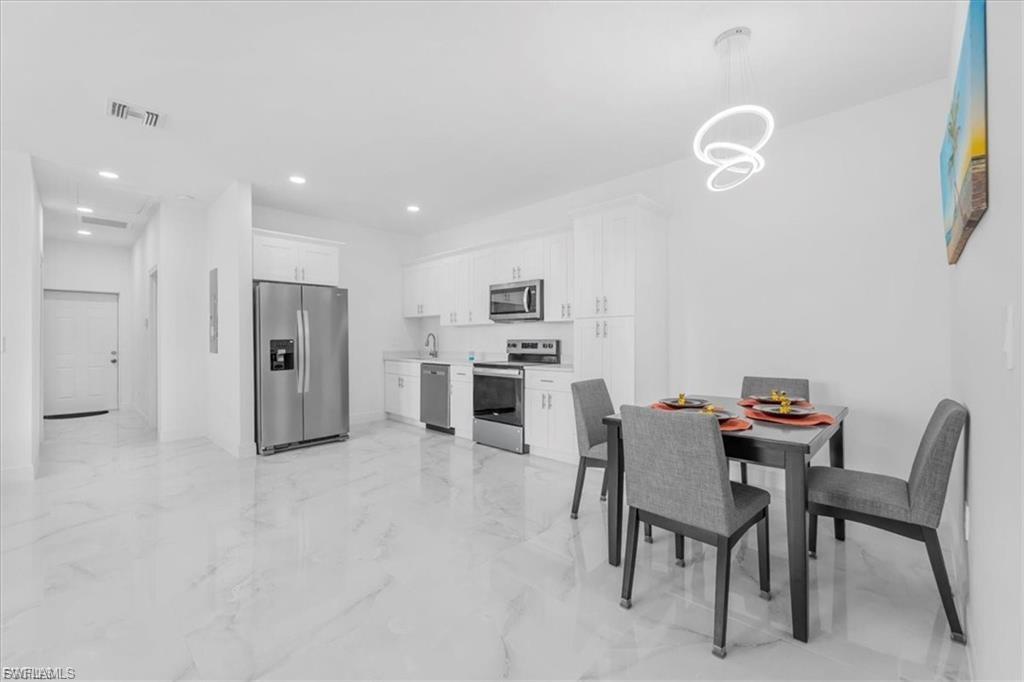 Kitchen/Dining (STAGED)