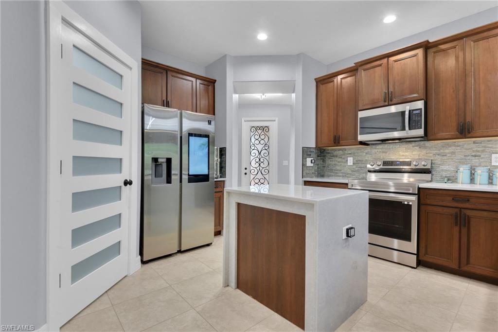 Kitchen w/ Island