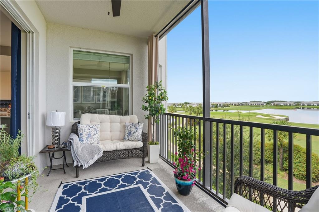 Screened balcony featuring a ceiling fan and sliding glass door