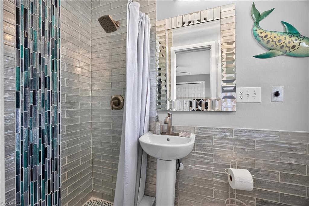 Ensuite full bathroom with shower to 2nd bedroom