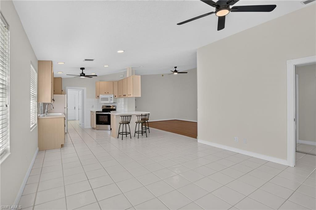 Large family room, Dining area