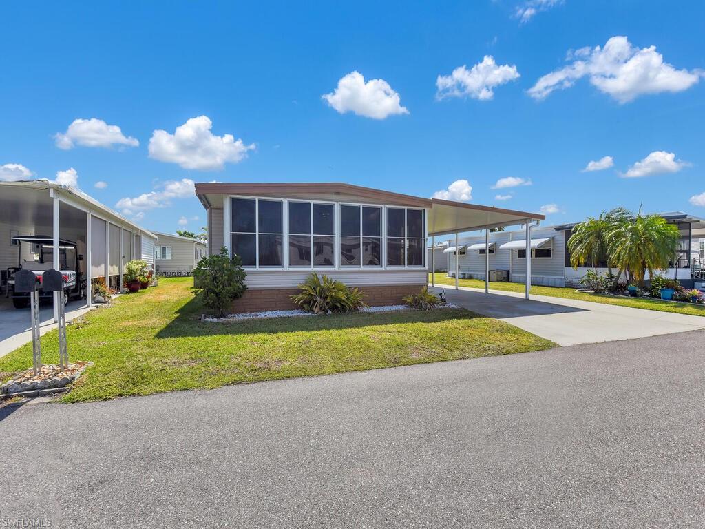 300 Shoreland DR