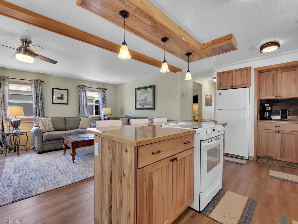 300 Shoreland DR photo 7