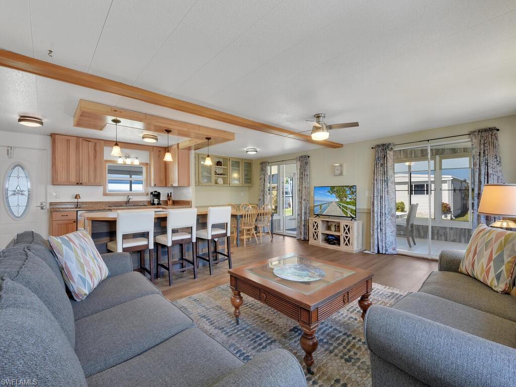 300 Shoreland DR