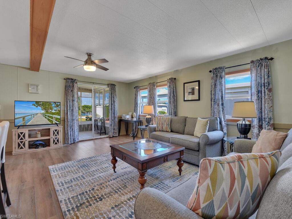 300 Shoreland DR
