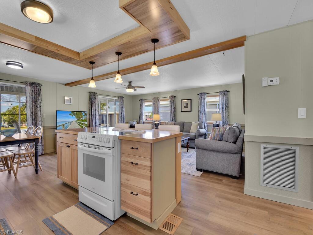 300 Shoreland DR photo 8