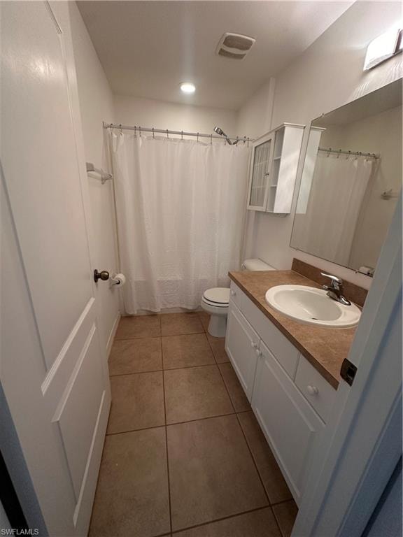 Guest bathroom with shower/ tub