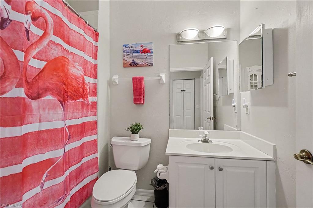 Guest bath with shower/tub combo