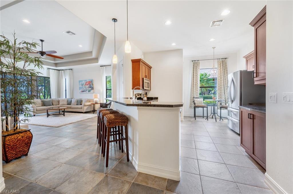 Kitchen & Bar area