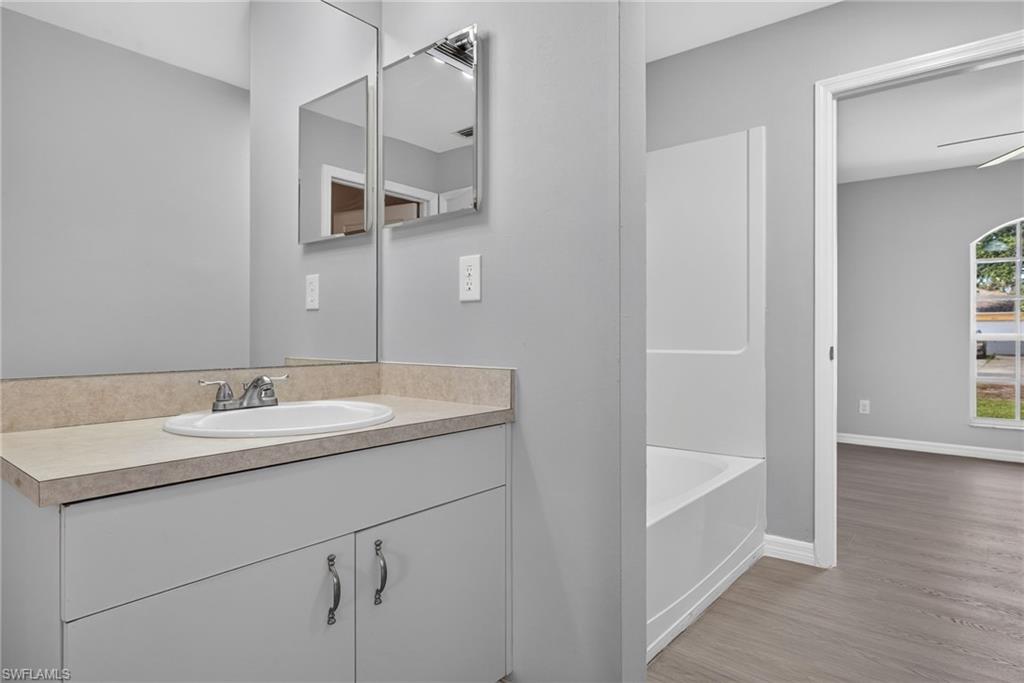 Minor bath with full tub and shower