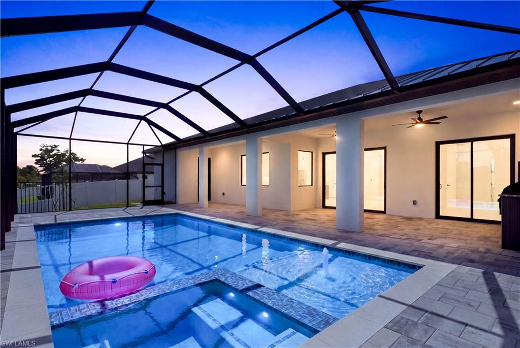 SCREENED LANAI w/ PERFECT SETTING TO RELAX in SPA, SWIM in HEATED POOL, or HOST UNFORGETTABLE BBQs!