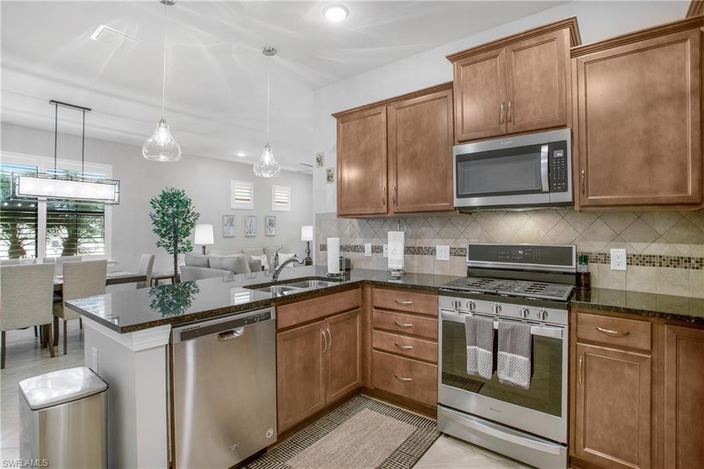 Gas stove, stainless appliances.