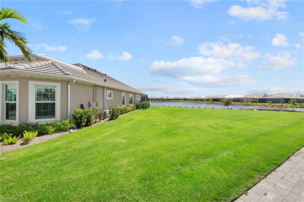 Large side yard/ lots of privacy