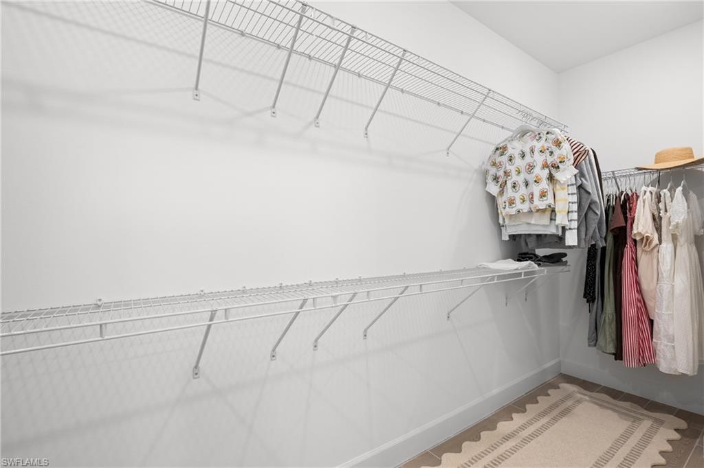 Built-in wire shelving system with hanging rods