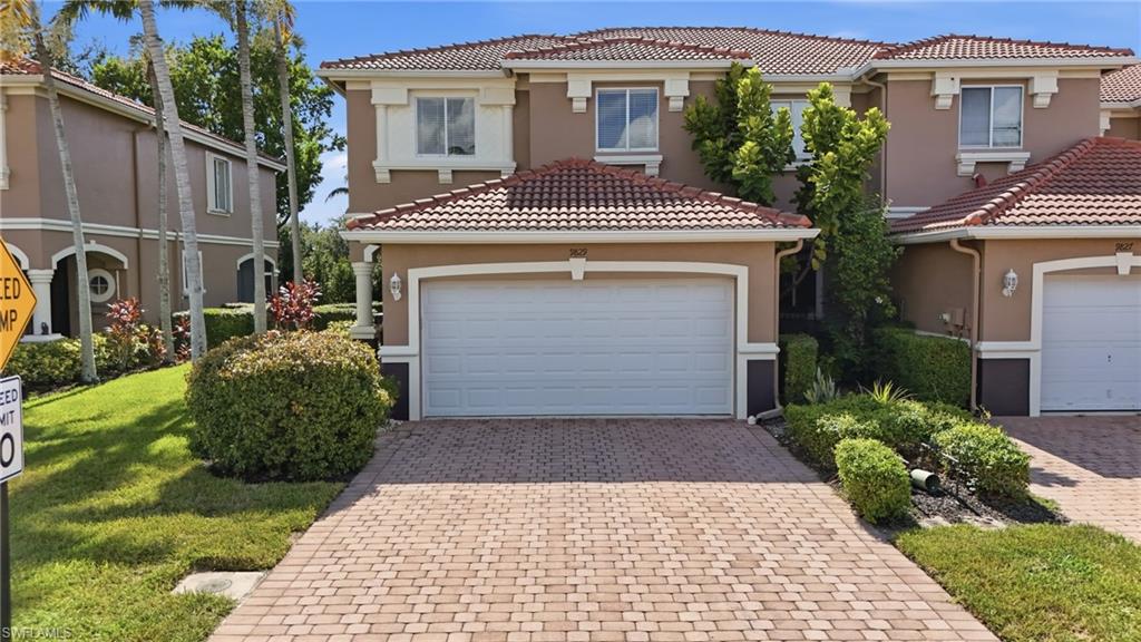 9829 Roundstone CIR