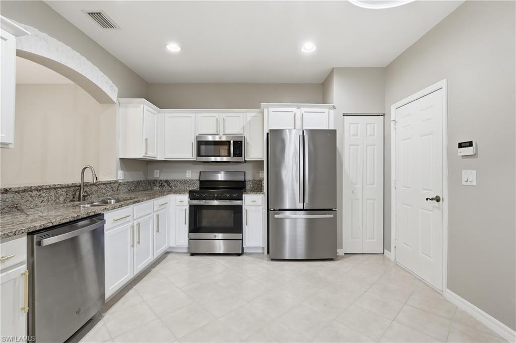 9829 Roundstone CIR photo 14