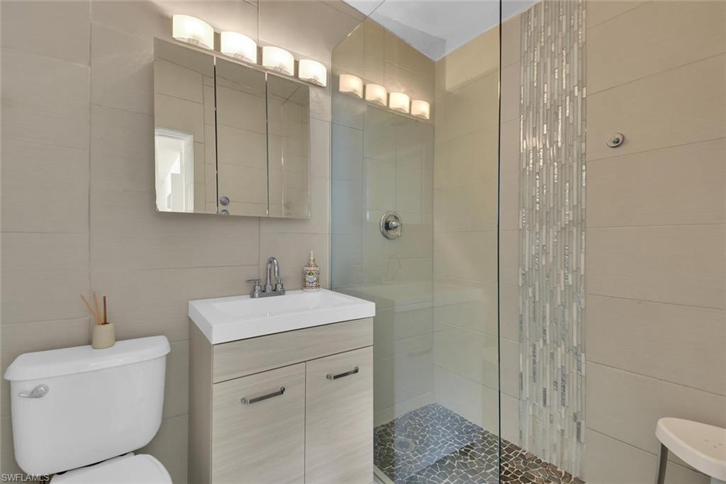 2048 Holiday LN photo 23