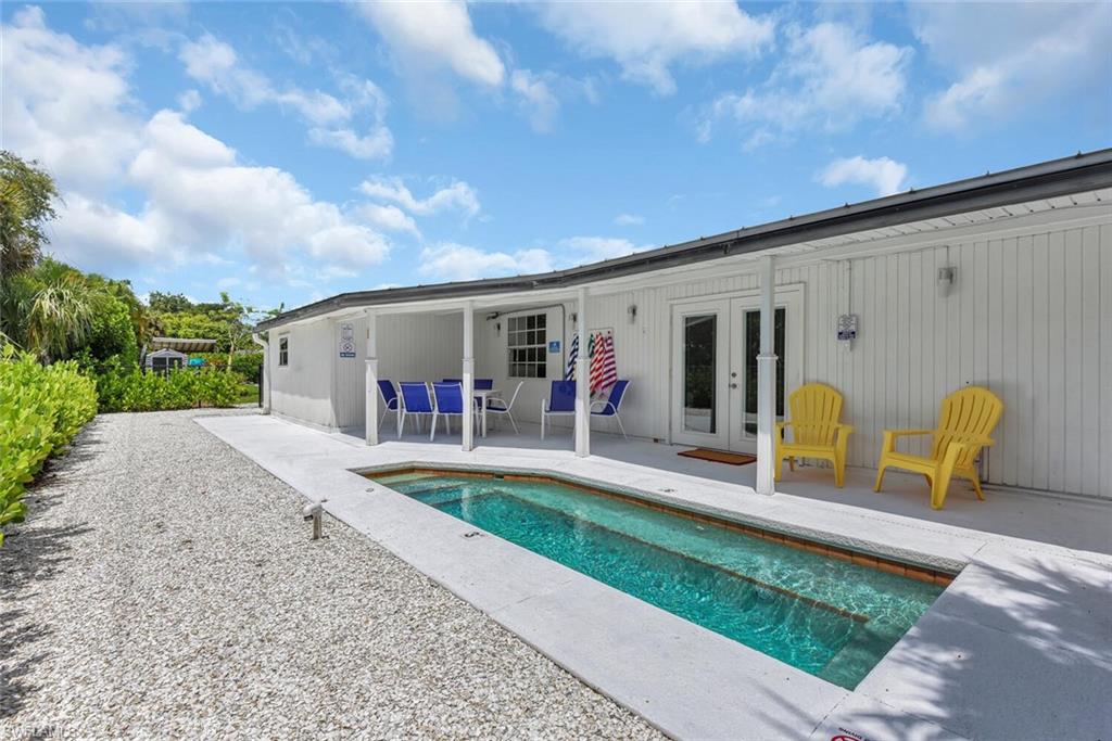 2048 Holiday LN photo 27