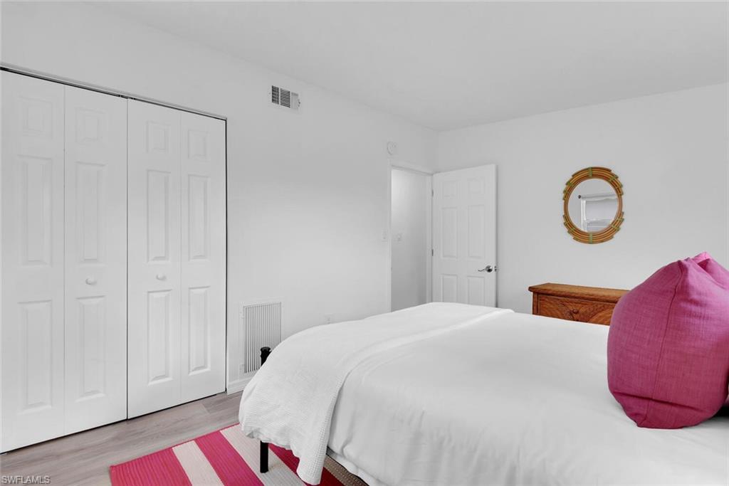 2048 Holiday LN photo 17