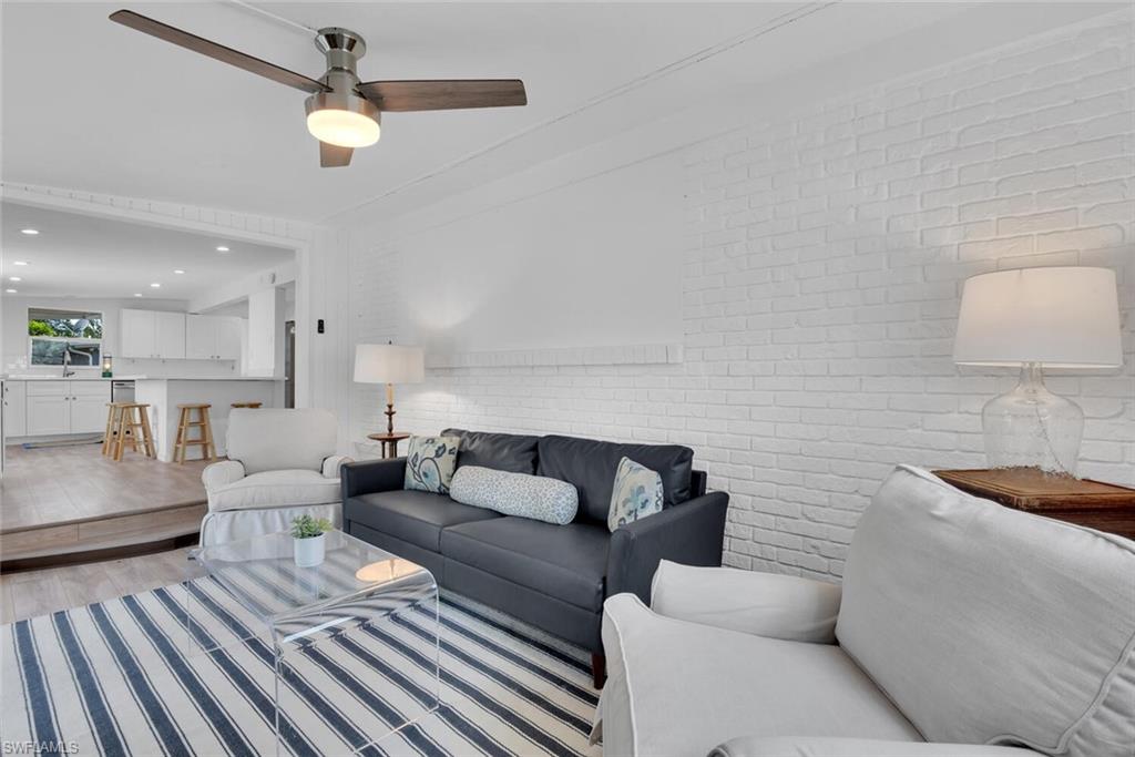 2048 Holiday LN photo 12