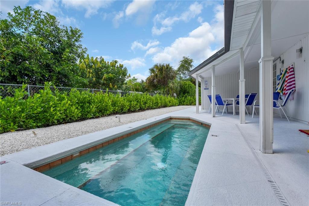 2048 Holiday LN photo 26