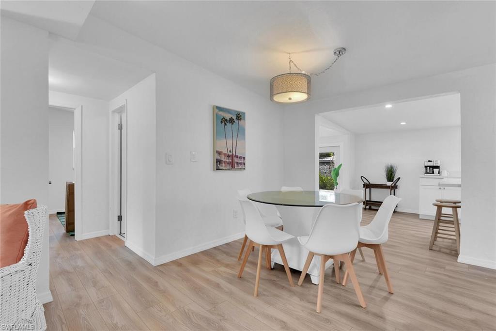 2048 Holiday LN photo 7