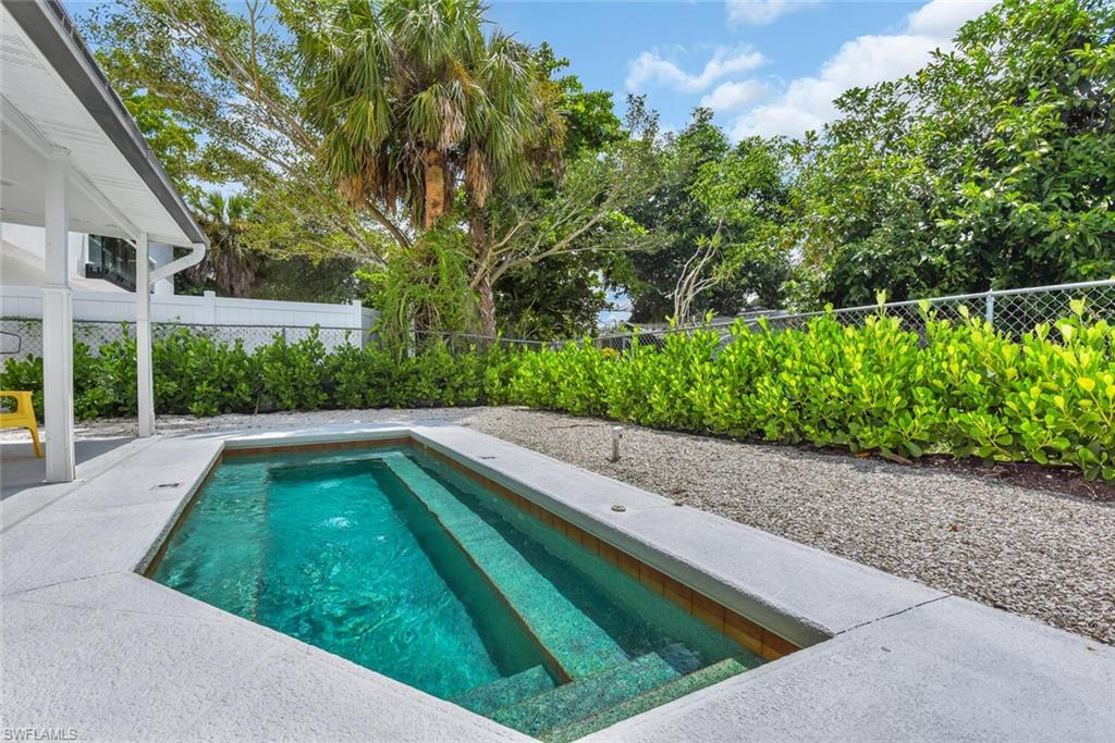 2048 Holiday LN photo 28