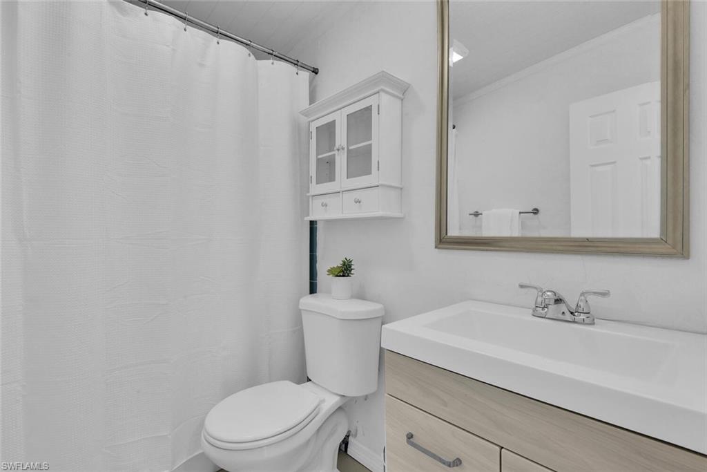 2048 Holiday LN photo 20