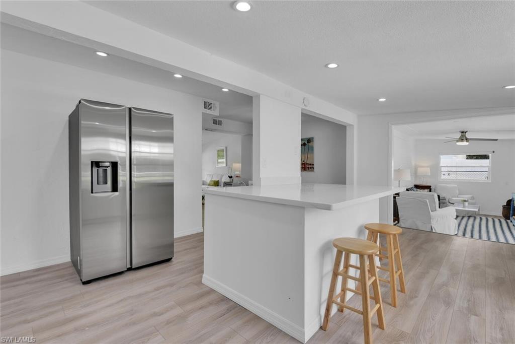 2048 Holiday LN photo 9