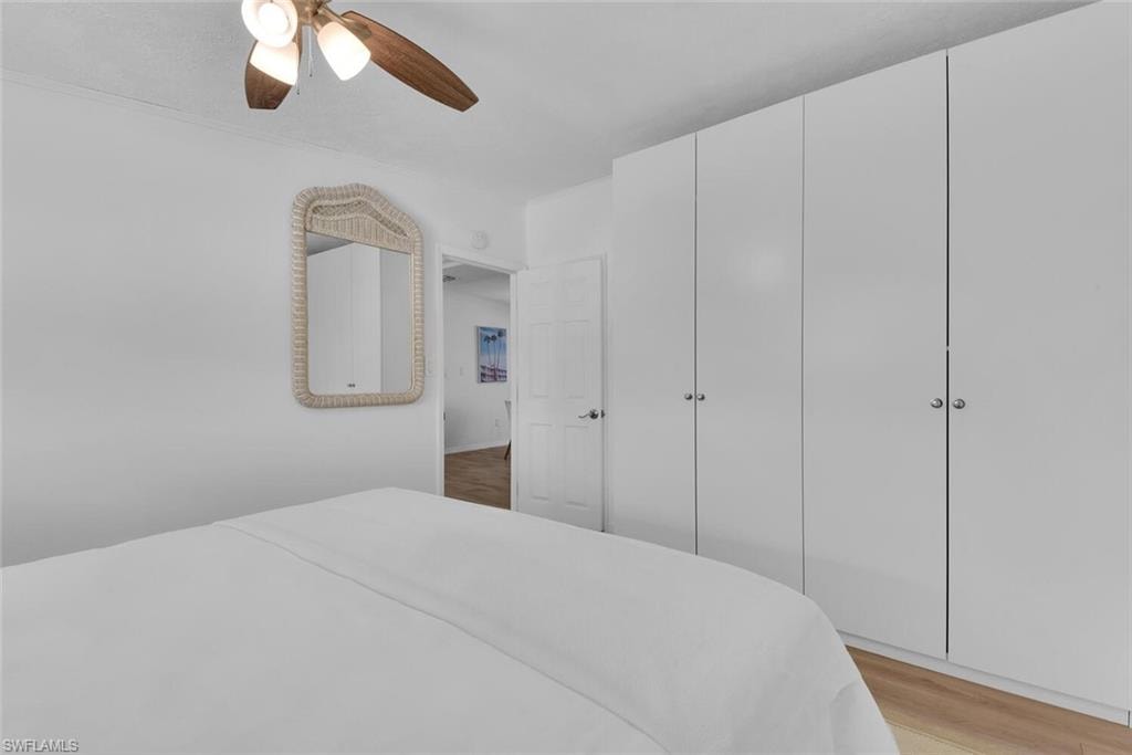2048 Holiday LN photo 14