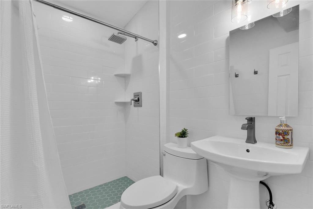 2048 Holiday LN photo 15