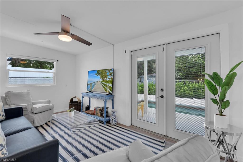 2048 Holiday LN photo 11